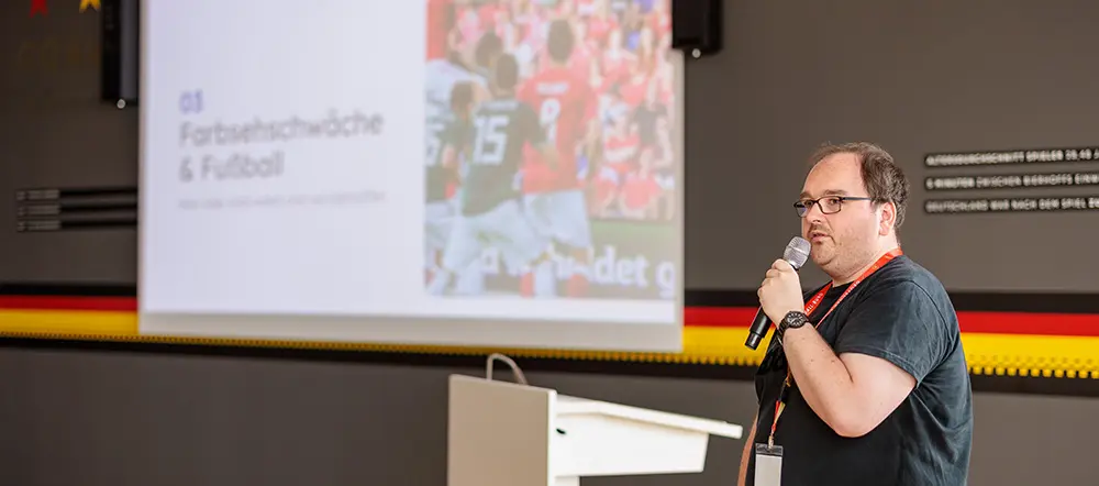 IFFarb-Vorsitzender Markus Stahmann referiert vor einer Präsentation zum Thema Farbsehschwäche & Fußball im DFB Campus in Frankfurt.